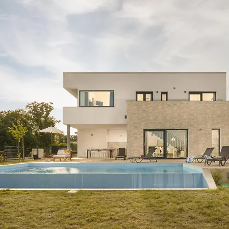 Cala Sonriso For 8 People Near Pula With Heated Pool & Sea View Villa